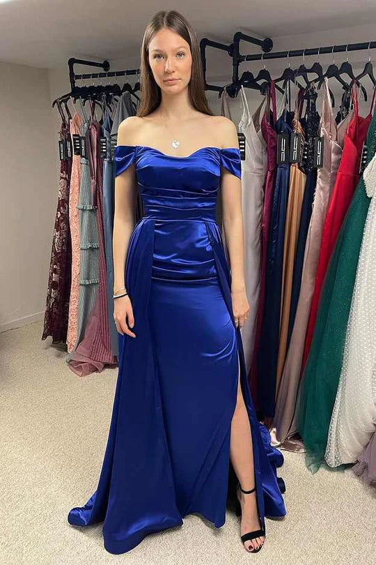 Vestido de fiesta con hombros descubiertos y cola incorporada